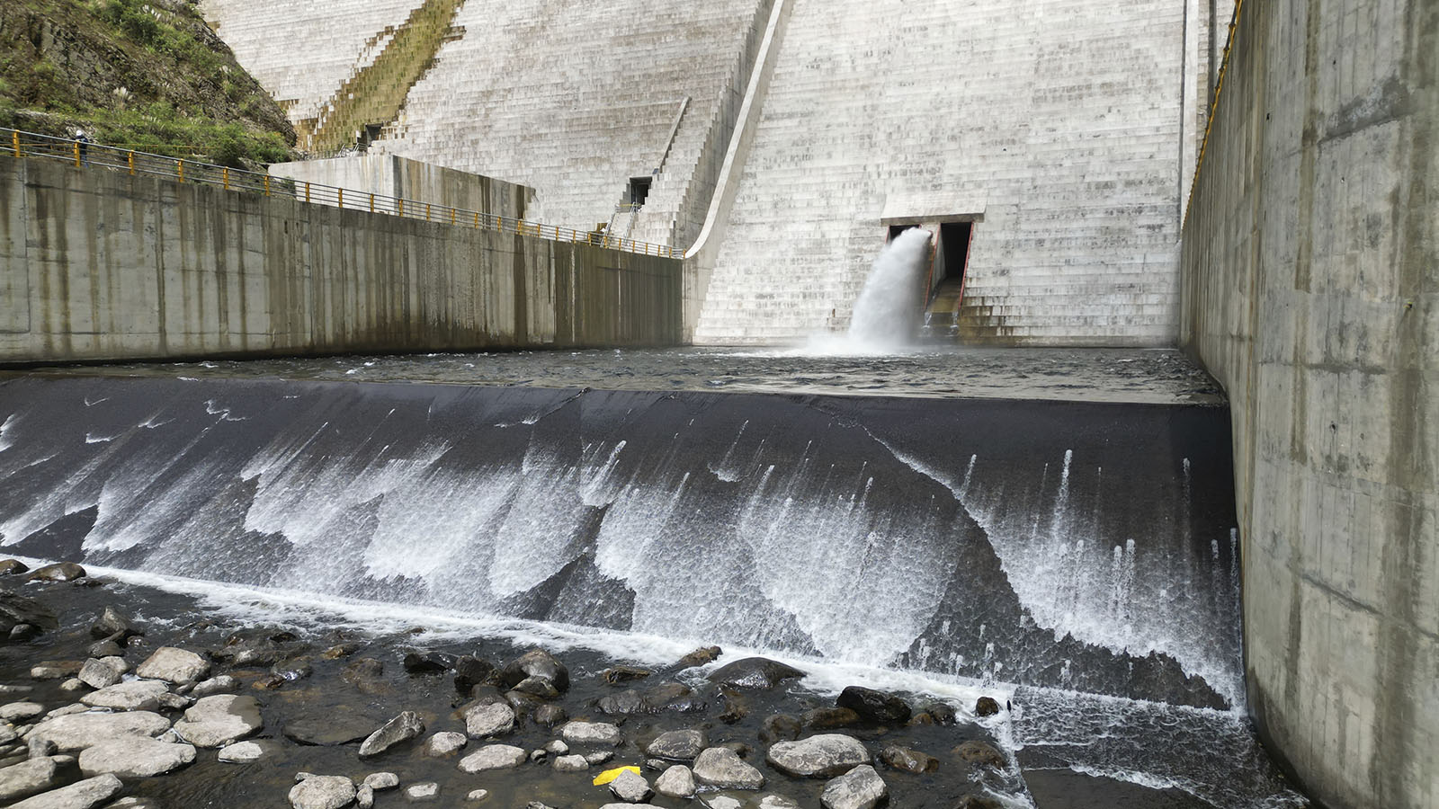 El Proyecto Hidroeléctrico Ivirizu protege la biodiversidad del río con la implementación del caudal ecológico