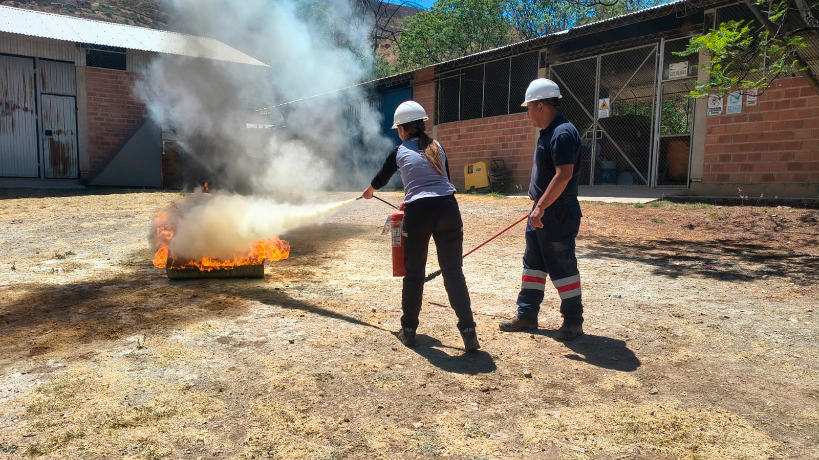 ENDE Valle Hermoso S.A. fortalece las capacidades del personal del Proyecto Ivirizu en el uso de extintores